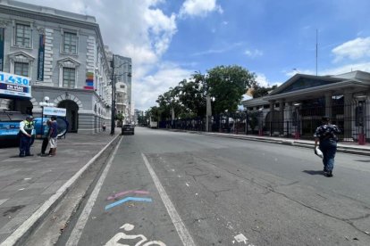 Tarima polémica: La instalación de infraestructura para un mitin bloquea calles cercanas al siniestro, generando críticas de la Secretaría de Riesgos.