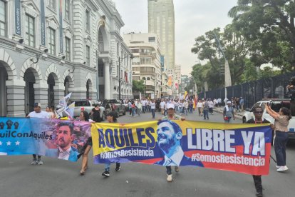 En las calles del centro de Guayaquil, cientos de personas se dan cita para pedir la liberación de Aquiles Álvarez.
