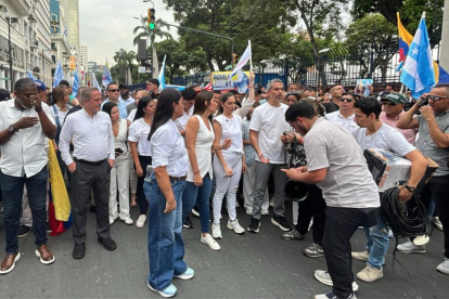 Fiorella Icaza aparece junto a la vicealcaldesa Tatiana Coronel, en la marcha por Aquiles Álvarez.