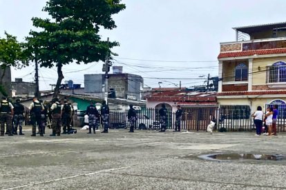 El cuerpo de la víctima quedó tendido en el interior del parque.