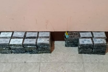 Entre los elementos encontrados constan sustancias distribuidas en paquetes.