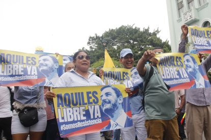 Luego de que Aquiles Álvarez ingresó a la cárcel de Latacunga, sus simpatizantes organizaron plantones para exigir su libertad.