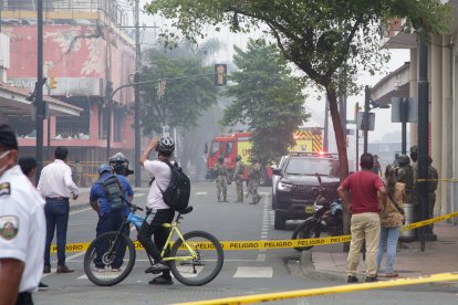 Este viernes se divisó nuevamente humo saliendo del edificio. Los bomberos permanecen trabajando en el sitio.