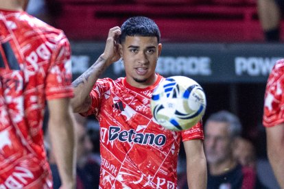 Kendry Páez en el calentamiento previo al duelo de River Plate ante Argentinos Junios.