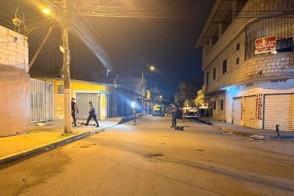 Las dos víctimas fueron encontradas sobre la calzada. La policía llegó al lugar para iniciar las investigaciones.