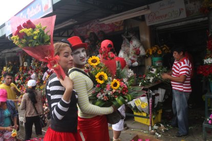 Referencial. En esta fecha, los ‘oficiales’ y las parejas extramaritales también celebran con flores y bombones.