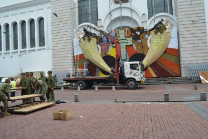 Más de 14 horas trabajaron los voluntarios para instalar la alegoría de 140 metros cuadrados que está colocada en el atrio de la Catedral en Ambato.