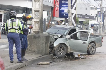 El vehículo se impactó contra un poste de concreto.
