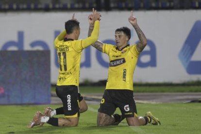Tomas Martínez y el Toto Nuñez de Barcelona SC festejando el gol ante Aucas.
