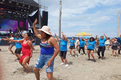 Bailoterapia frente al mar en Atacames: turistas y residentes se suman con entusiasmo a las rutinas de Carnaval, llenando la playa de música, energía y color.