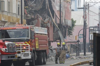 Con el paso de los días han quedado visibles los daños en la edificación, que tuvo colapsos parciales. Bomberos siguen en aquel sector.
