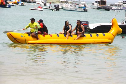 La 'banana' en Salinas es uno de los atractivos más visitados en este feriado.