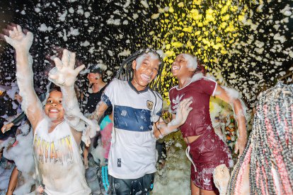 Niños y jóvenes en Esmeraldas son quienes más gozan de la actividad, corriendo entre espuma y agua, riendo a carcajadas.