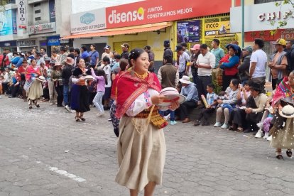 Delegaciones de danzantes llenaron de color y ritmo las calles de Guaranda durante el desfile del Pawkar Raymi.