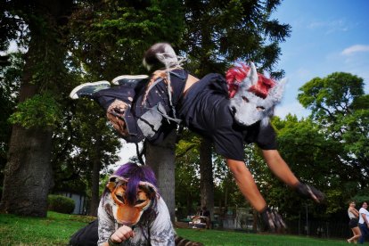 Identificarse con un animal (ya sea doméstico o salvaje), ponerse una máscara, salir con ella al parque e imitarlo: ellos son los ‘therians’.