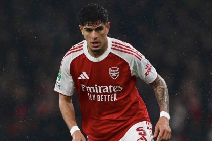 Piero Hincapié juega de central y lateral izquierdo en Arsenal.