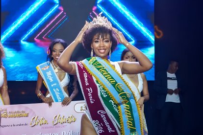 Crisbel Caicedo, representante del cantón Esmeraldas, es coronada como Reina Provincial del Carnaval de Muisne 2026 en una velada llena de música y tradición.