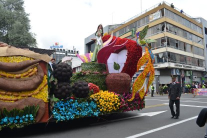 LA MISS UNIVERSO PARTICIPO DEL DESFILE PATRIMONIAL DE AMBATO.