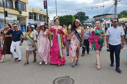 Estudiantes y docentes participaron en el desfile cultural que recorrió el centro de Catamayo, provincia de Loja.