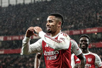 Gabriel Jesús celebra uno de los 4 goles anotados por Arsenal.
