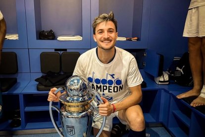 Francisco Pizzini con uno de los trofeos conseguidos en clubes argentinos.