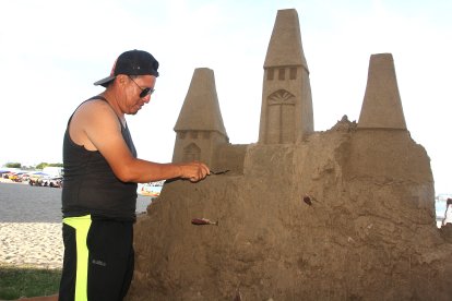 Cristhian Quinde dejó el Carnaval brusco por el arte de las esculturas de arena.