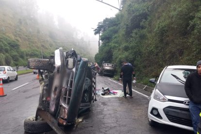 Este choque múltiple involucró a tres automotores en la avenida Simón Bolívar, cerca del redondel de Gualo, norte de Quito.