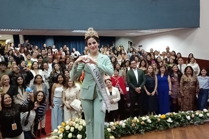 Con un corazón en sus manos, agradeció el cariño recibido en Ambato.