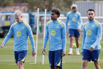 Los jugadores del FC Barcelona Dani Olmo (i), Lamine Yamal (c) y Eric Garcia, durante el entrenamiento.