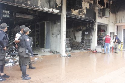 Tres locales comerciales ubicados en una misma propiedad resultaron afectados.