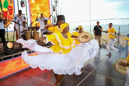 Danzantes con trajes tradicionales afroecuatorianos llenaron de color y energía el escenario del Festival de Marimba en Playa Las Palmas.