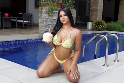 Top con flor tejida en crochet combinado con 'hilito' para lucirte en mar o piscina.