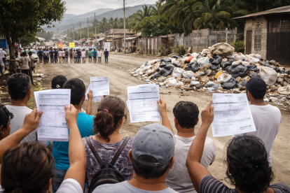 Recreación de vecinos de Playas quejándose por tasas.