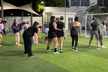 Las jugadoras llegan después del trabajo para liberar estrés y disfrutar del fútbol en un ambiente sin presiones.