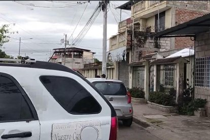 La mujer fue hallada sin vida en el interior de un departamento.