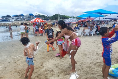 La fiesta siguió en los balnearios de la provincia de Santa Elena en el lunes de Carnaval