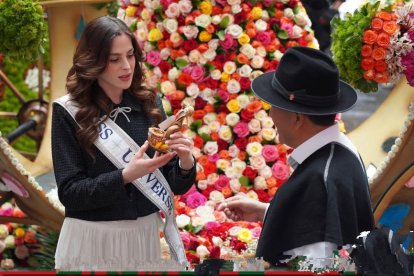 Fátima Bosch recibe la réplica de la Pluma de Montalvo de manos del prefecto Manuel Caizabanda.