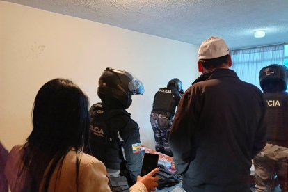 Policía allanó una hostal en el centro de Ambato donde  encontraron a un hombre sin vida y hallaron más de 20 teléfonos robados.