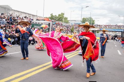 Integrantes del Ballet Nacional de México danzaron durante el desfile, donde delincuentes aprovecharon la multitud para sustraer sus pertenencias.