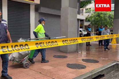 Este lunes 16 de febrero de 2026, 24 horas después de un incendio en el centro de Guayaquil, personal de Urvaseo retiró escombros de tres locales comerciales afectados en las calles Chile y Sucre. El fuego destruyó mercadería como carteras, balones, paraguas, accesorios de celulares y parlantes inalámbricos.