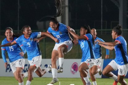 Rosa Flores (18) y toda su festejo de Ecuador ante Colombia, un golazo.