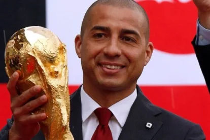 El mundialista David Trezeguet escoltó el trofeo en su paso por Bogotá.