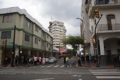Edificio Multicomercio permanece bajo resguardo seis días después del incendio en el centro de Guayaquil.