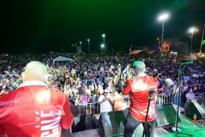 El Grupo Galé encendió la playa de Muisne con su repertorio salsero durante el segundo día de Carnaval 2026, congregando a miles de asistentes.