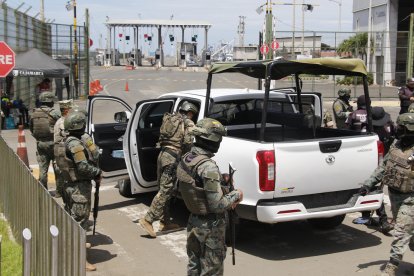 Militares en Manta, durante los días de carnaval.