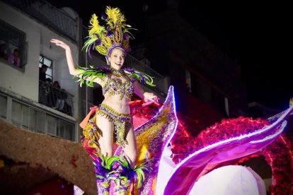 Mara Topic conquistó al público bailando y saludando desde el carro alegórico.