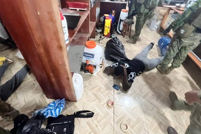 Militares ecuatorianos capturan a alias “Camilo”, presunto cabecilla del Frente Oliver Sinisterra, durante un operativo en el sector Juan Montalvo, Eloy Alfaro (Esmeraldas).