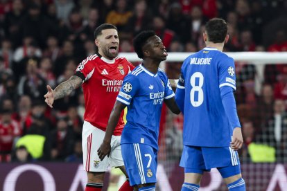 El jugador del Real Madrid, Vinicius Jr (c), tras la denuncia de racismo en cancha.