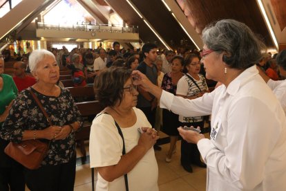 En los diferentes templos católicos, al finalizar las misas, los creyentes buscaron la imposición de la cruz de ceniza.