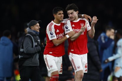 Piero Hincapié (i) se ha vuelto trascendental con Arsenal como lateral izquierdo o como central.